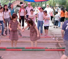 민속박물관에서 활발한 인간놀이와 춤의 축제