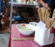  식사 할 때 사용하는 물수건과 종이 조심할 것